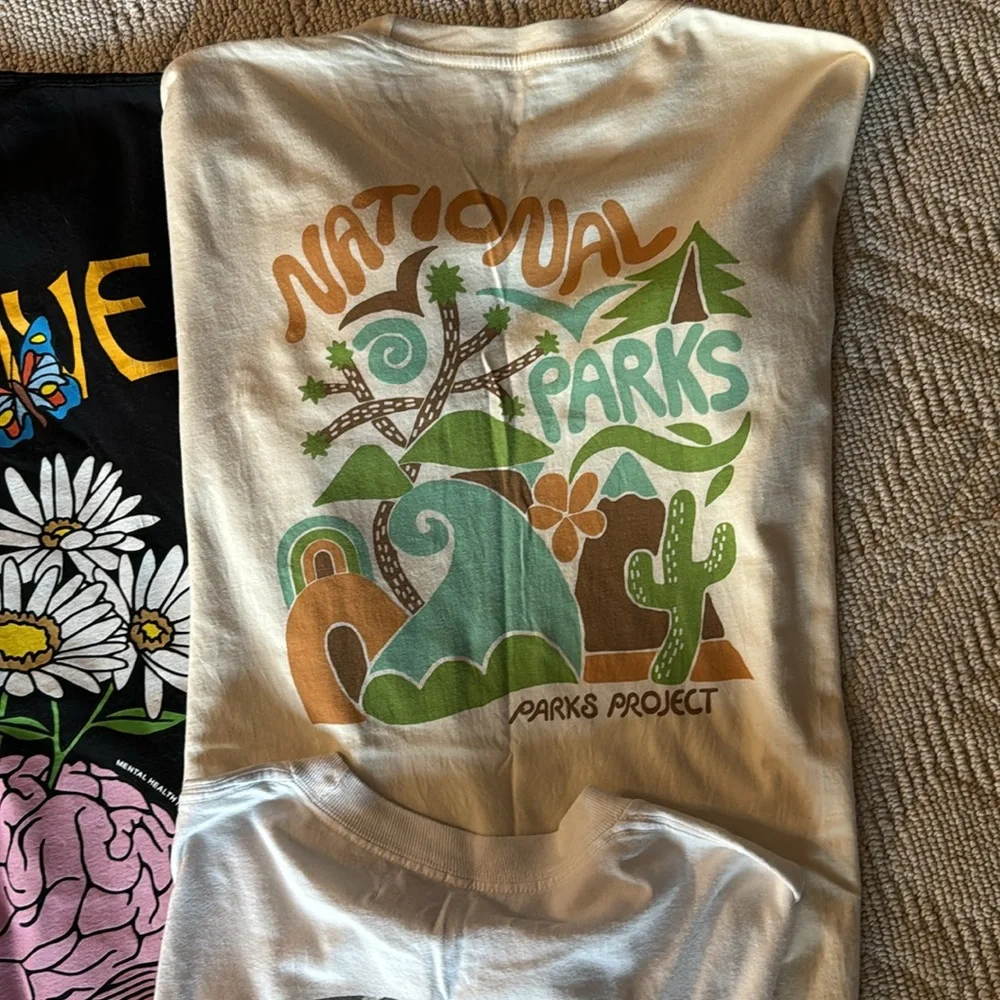 Lot of size medium or fits like medium graphic shirts - Picture 6 of 7